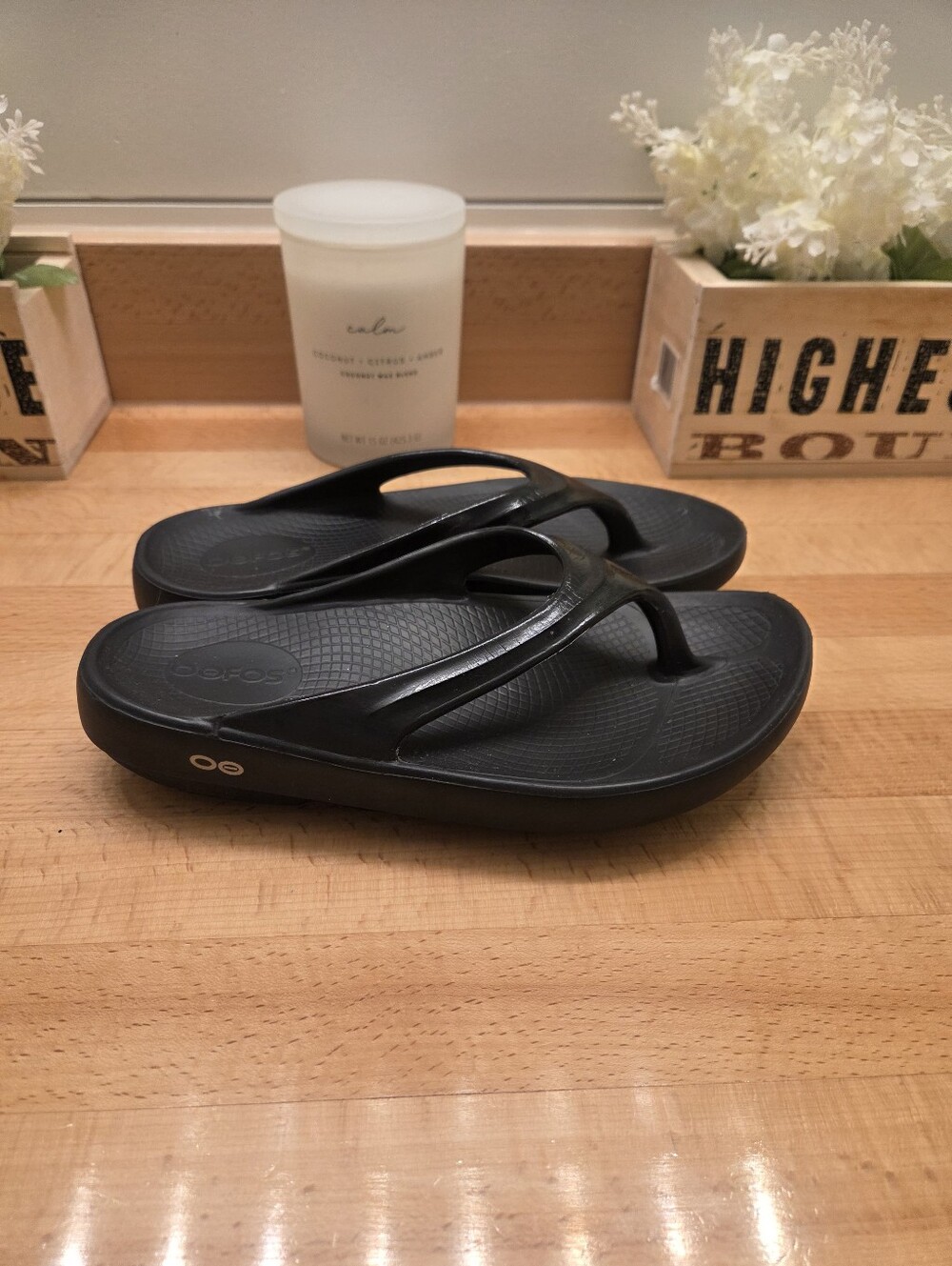OOFOS OOlala Recovery Black Thong Sandal Women's Size 8
